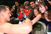 Michael Schumacher beim Autogrammschreiben (Foto: Martin Schmitz)